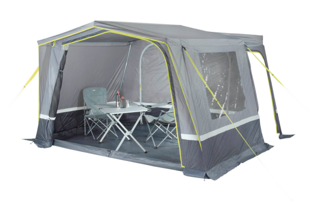 Graues Campingzelt mit geöffneten Seitenwänden, darin ein weißer Klapptisch und zwei Klappstühle