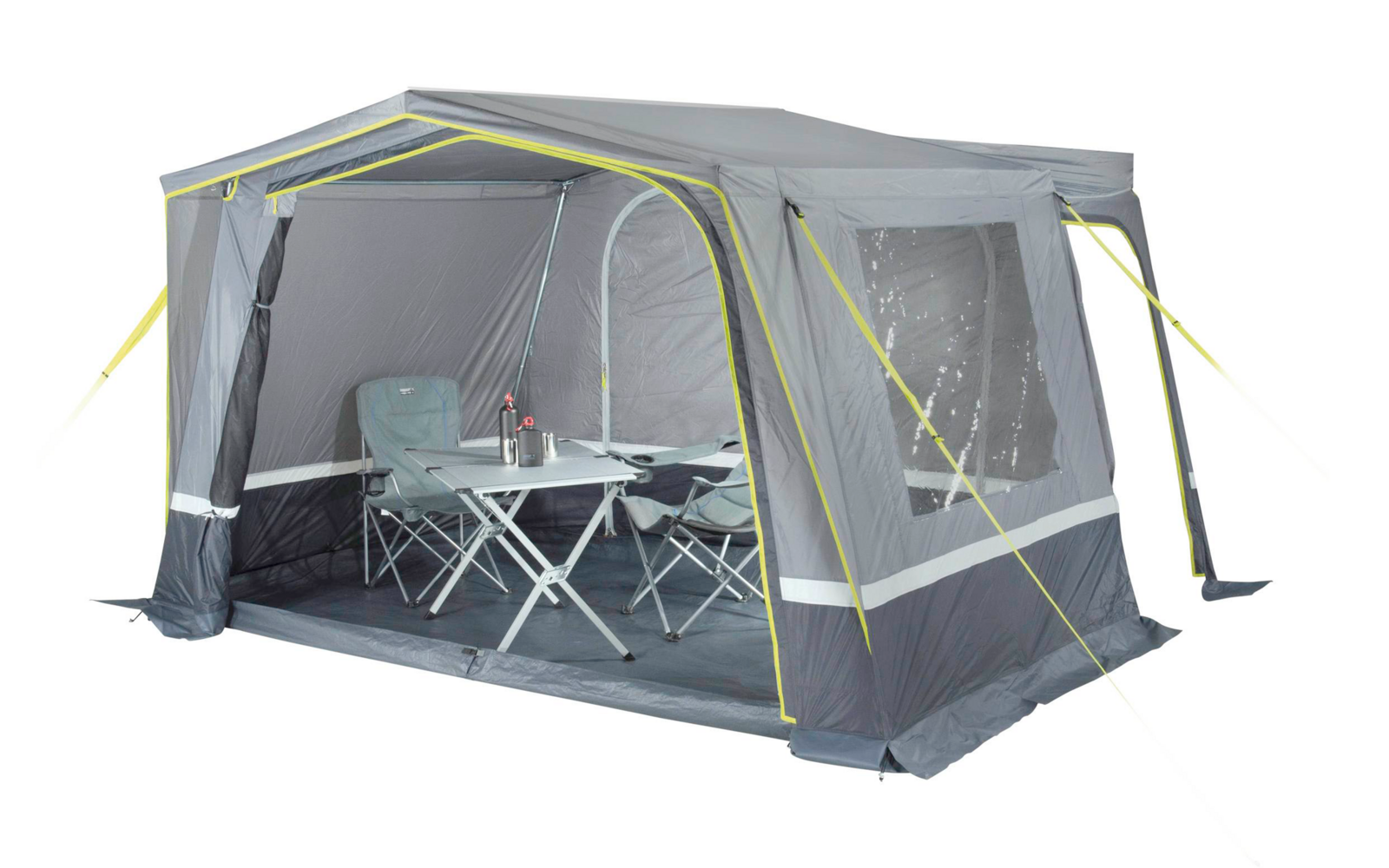 Graues Campingzelt mit geöffneten Seitenwänden, darin ein weißer Klapptisch und zwei Klappstühle