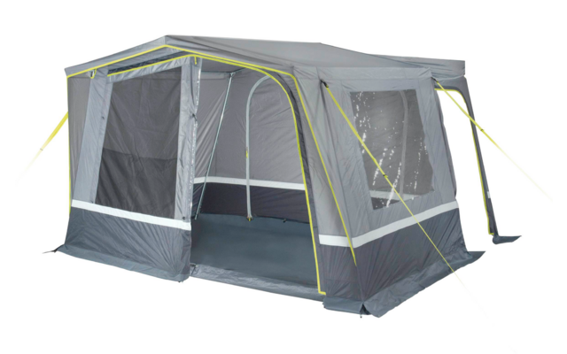 Ein graues und weißes Campingzelt mit großen Fensterflächen und gelben Abspannleinen