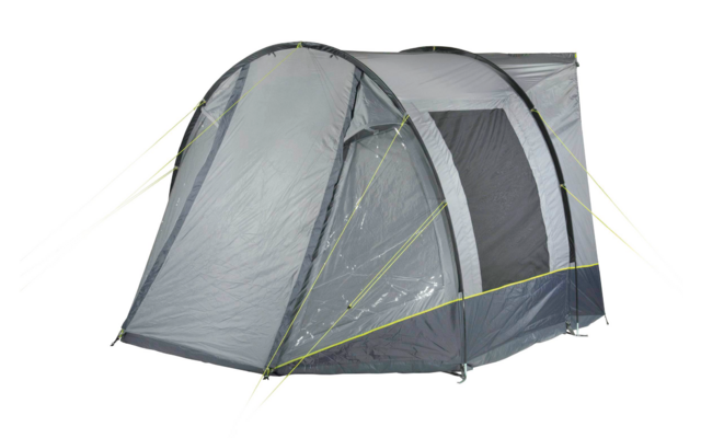 Ein graues Campingzelt mit gelben Abspannleinen
