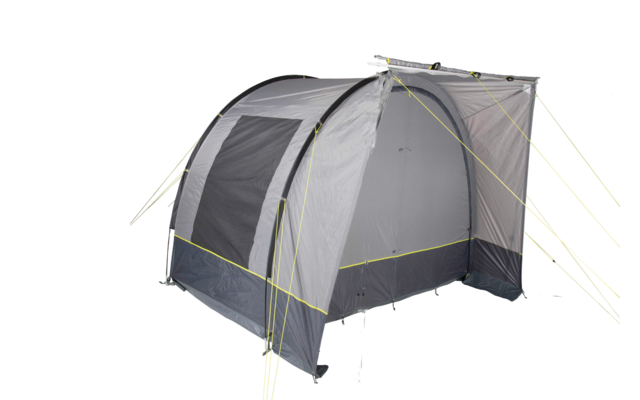 Ein graues Campingzelt mit Front- und seitlichem Eingang, gesichert mit gelben Abspannleinen