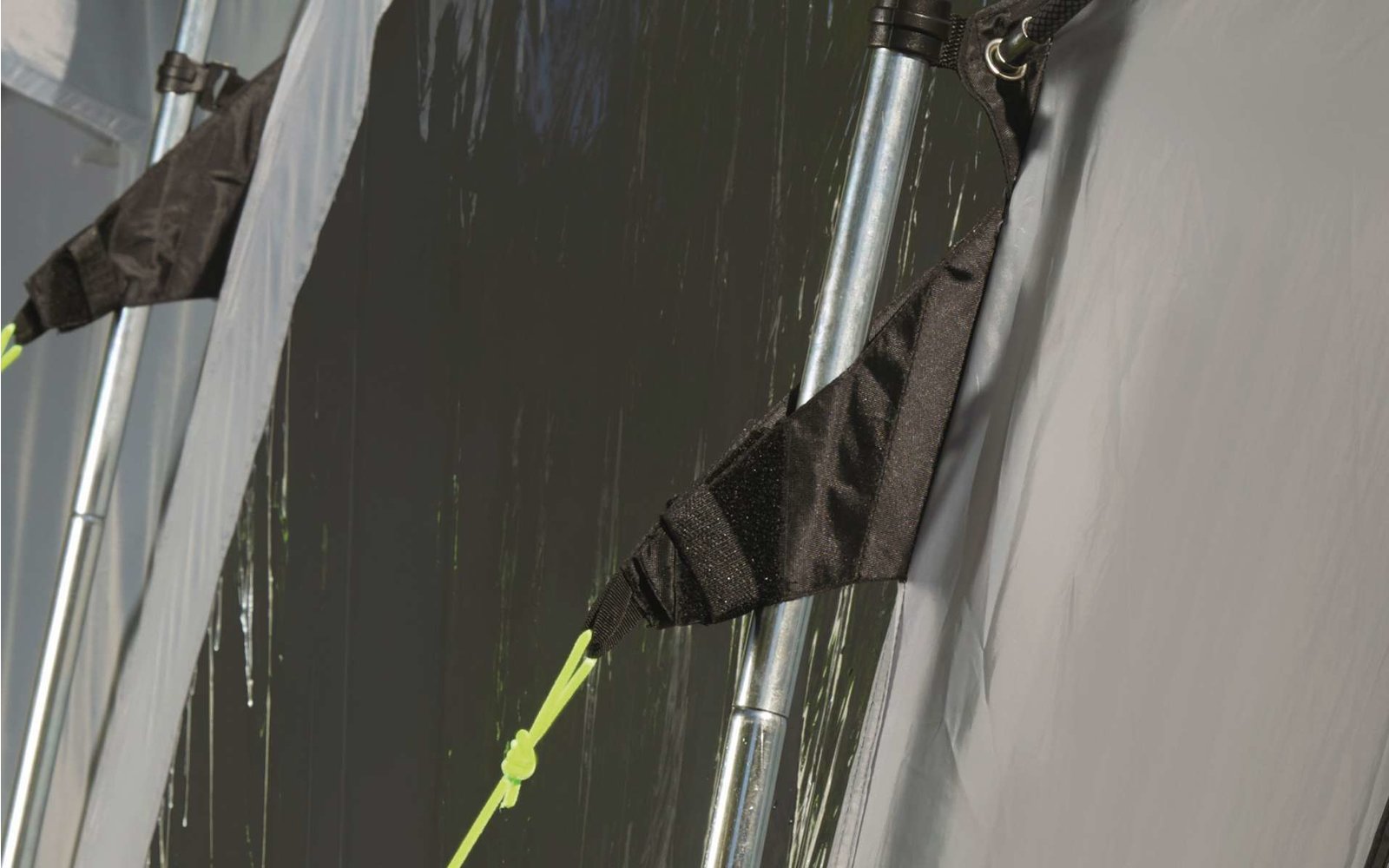 Nahaufnahme einer Graffiti-Sprühdose und einem schwarzen Stift auf grauem Untergrund