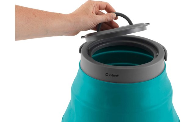 Main ouvrant le couvercle d'un contenant d'eau pliable