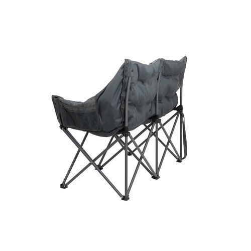 Zwei schwarze zusammenklappbare Campingstühle mit Metallgestell