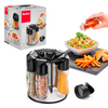 Keukenkruiden carrousel met meerdere potjes gevuld met kruiden naast een doos, daarnaast borden met zoete aardappelfriet en salade, hand strooit kruiden
