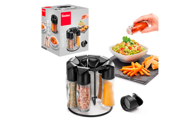 Keukenkruiden carrousel met meerdere potjes gevuld met kruiden naast een doos, daarnaast borden met zoete aardappelfriet en salade, hand strooit kruiden