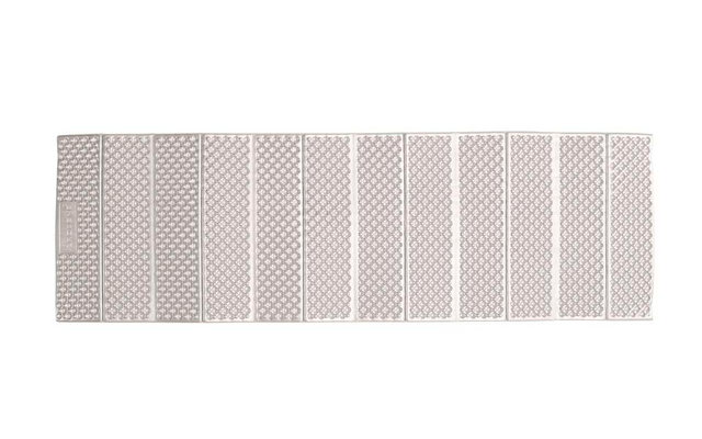 Rechteckiger, perforierter Metallstreifen mit regelmäßigen Löchern
