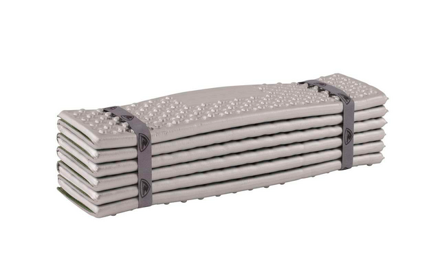 Ein Stapel grauer Betonplatten, zusammengehalten von zwei schwarzen Bändern