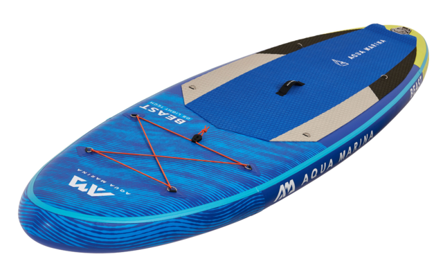 Blaues Stand-up-Paddle-Board mit einer gepolsterten Stehfläche und roten Spanngurten
