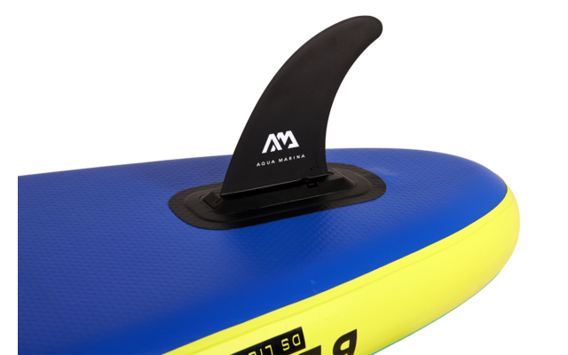 Nahaufnahme eines blauen und gelben Stand-Up-Paddle-Boards mit schwarzer Finne