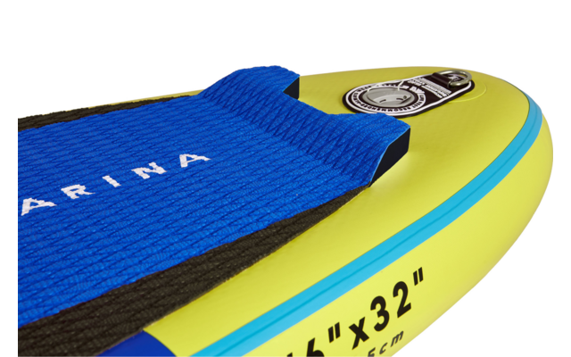 Blau-gelbes Stand-Up-Paddle-Board mit rutschfestem blauen Bereich und Logo