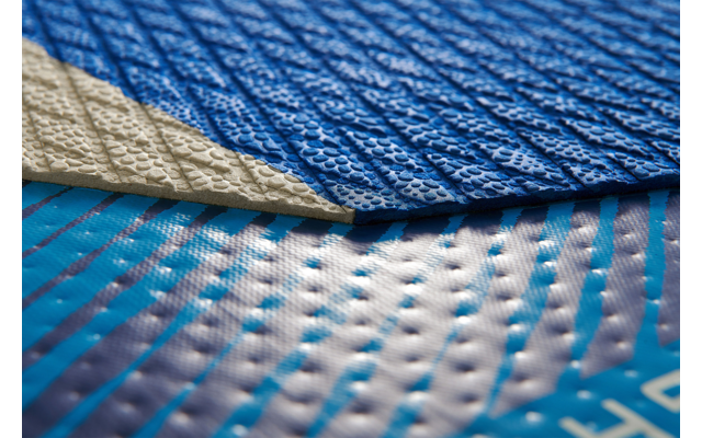 Nahaufnahme von zwei verschiedenen blauen Textilmaterialien, eines mit grober Struktur, das andere mit feiner Netzstruktur