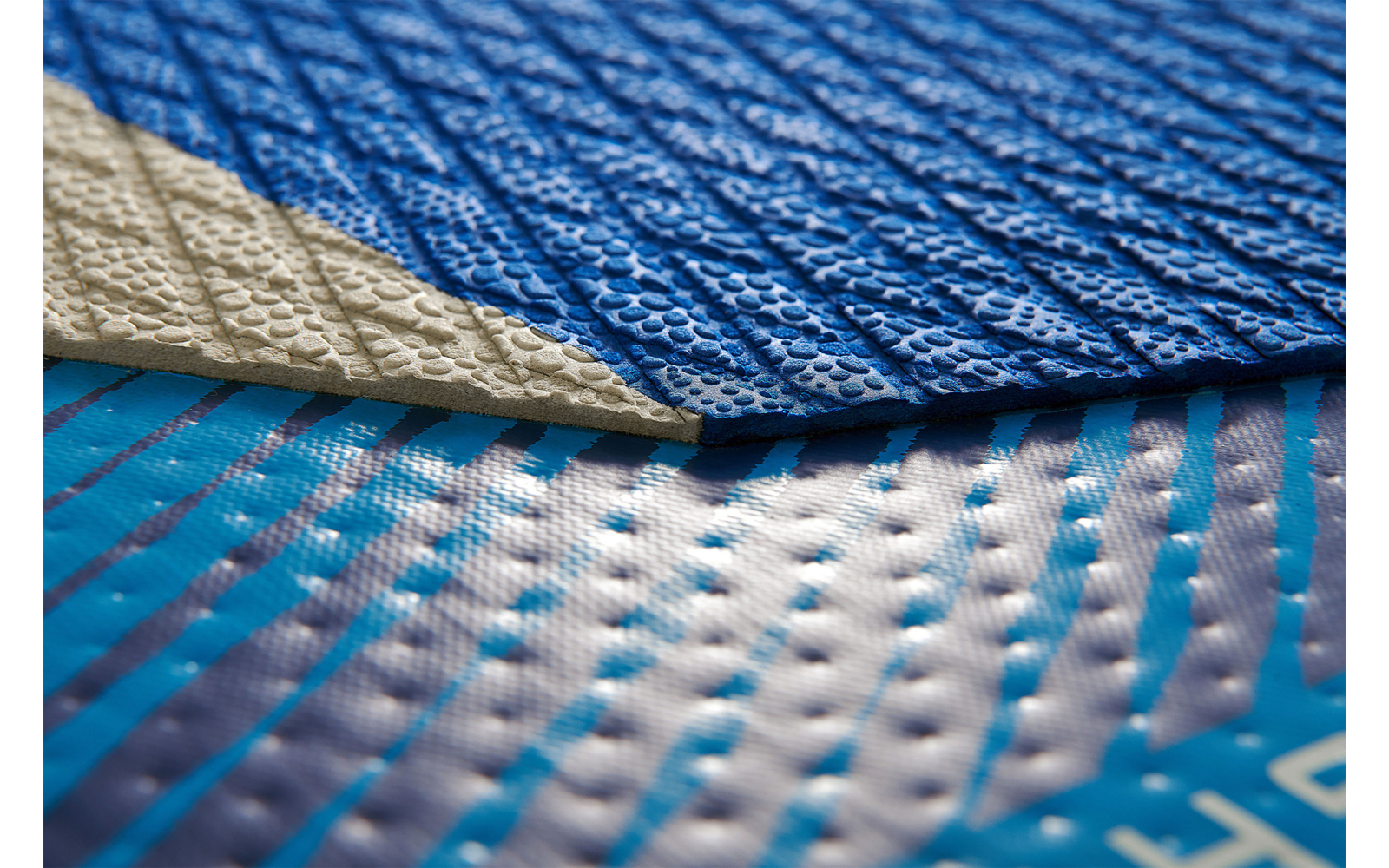 Nahaufnahme von zwei verschiedenen blauen Textilmaterialien, eines mit grober Struktur, das andere mit feiner Netzstruktur
