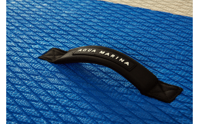 Schwarzer Griff mit der Aufschrift "AQUA MARINA" auf blauem, strukturiertem Untergrund