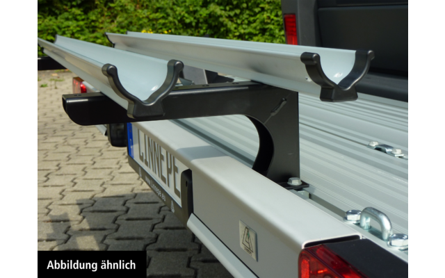 Heckansicht eines Fahrzeugs mit montiertem Leiterträger aus Metall