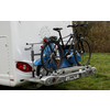 Zwei Fahrräder auf einem Fahrradträger an einem Wohnmobil
