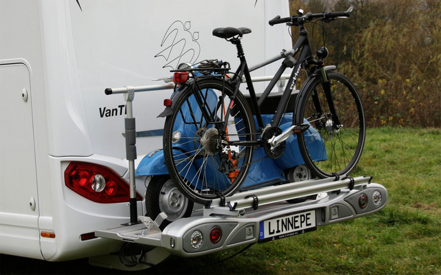 Zwei Fahrräder auf einem Fahrradträger an einem Wohnmobil