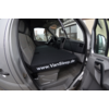 Innenansicht eines Fahrzeugs mit offener Tür, Blick auf den Fahrersitz und ein flaches Bett mit der Aufschrift www.VanSleep.de