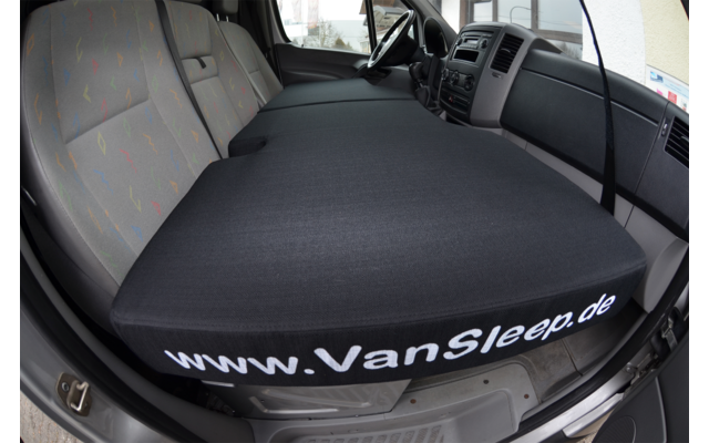 Schwarze Matratze mit Aufschrift www.VanSleep.de in einem Fahrzeug
