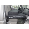 Innenraum eines Fahrzeugs mit einem Sitz umgebaut als Schlafplatz mit der Aufschrift www.VanSleep.de