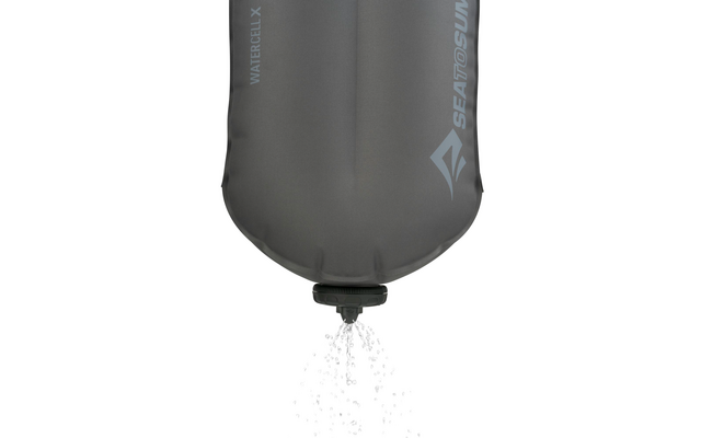 Een grijze opblaasbare waterfles waar water uit stroomt