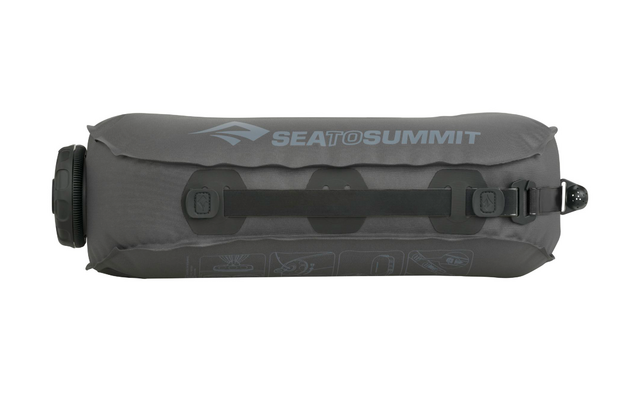 Grijze waterdichte droogtas met zwarte sluiting en Sea to Summit logo