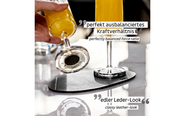 Eine Hand hält einen Orangensaftspender über ein Glas