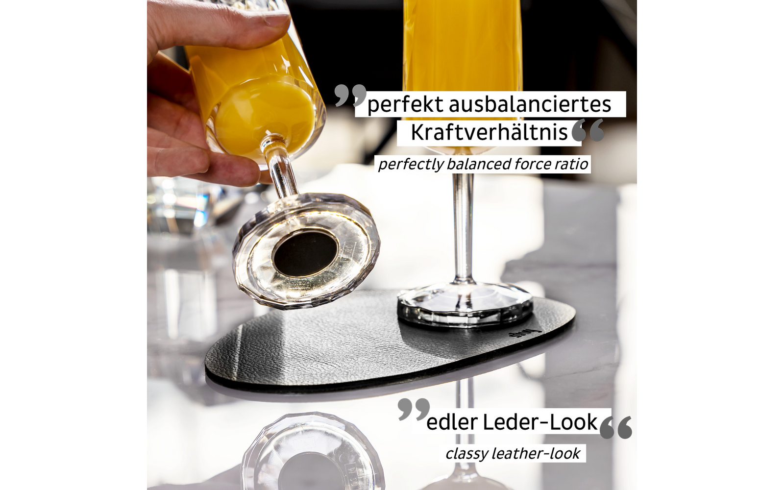 Eine Hand hält einen Orangensaftspender über ein Glas