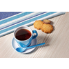 Blaue Tasse mit Tee auf einer Untertasse, daneben drei Kekse und ein Löffel auf einem hellen Tisch