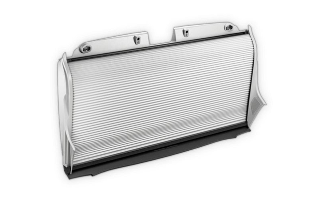 Silberner Sandwich-Toaster mit schwarzen Griffen