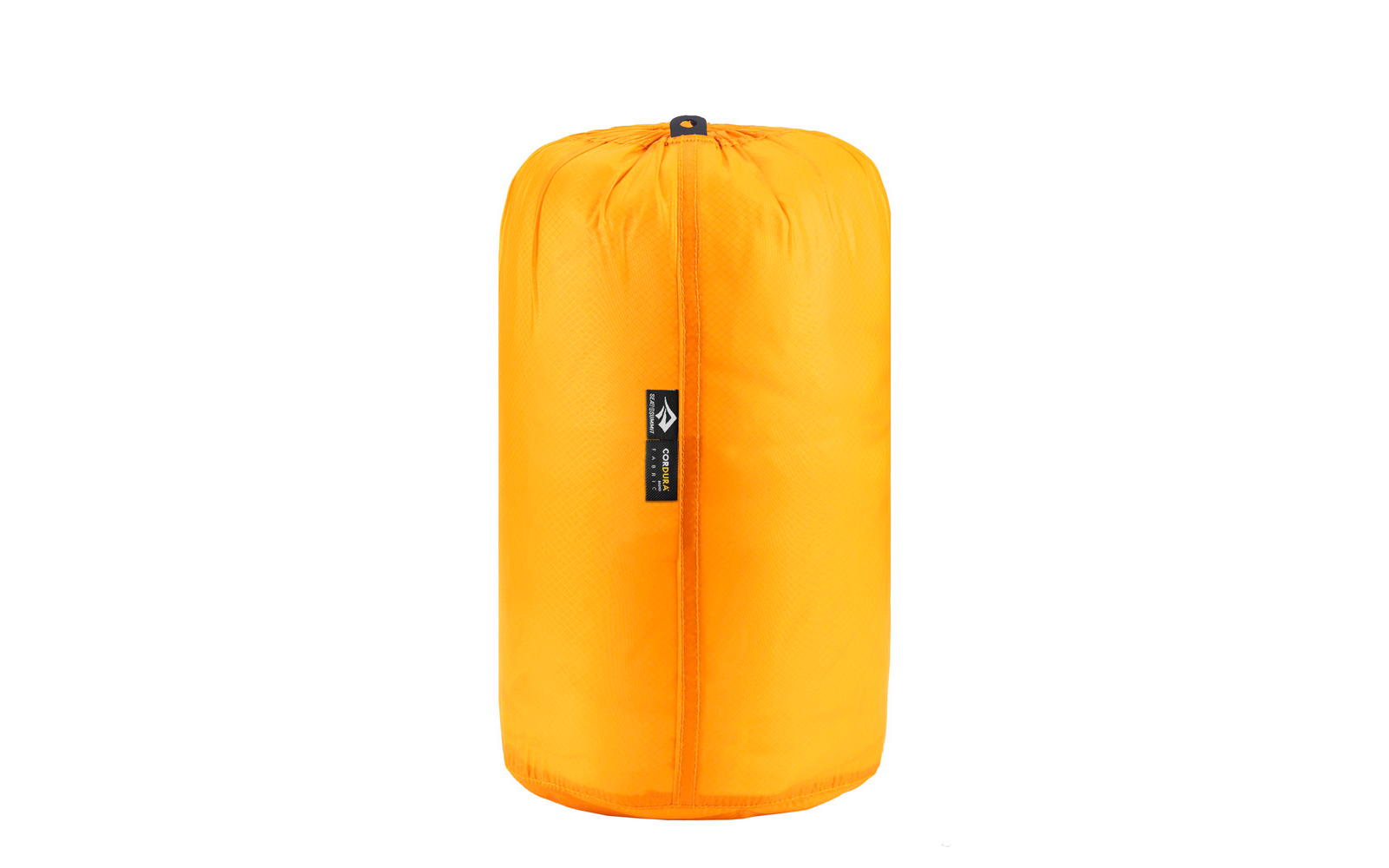 Oranger Schlafsack in einer Verpackungstasche auf weißem Hintergrund