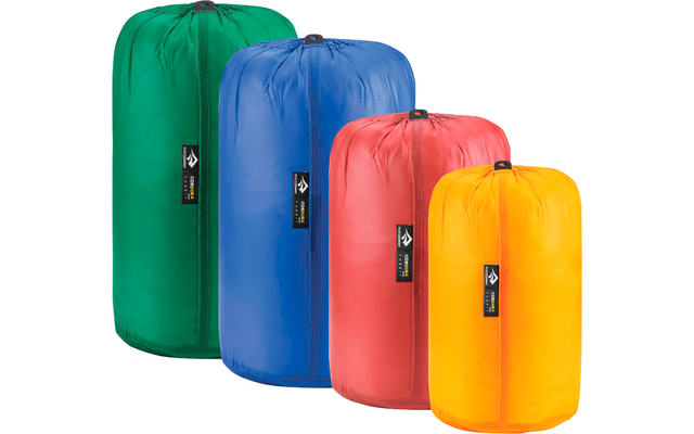 Vier aufrechte, unterschiedlich große Packsäcke in Grün, Blau, Rot und Gelb