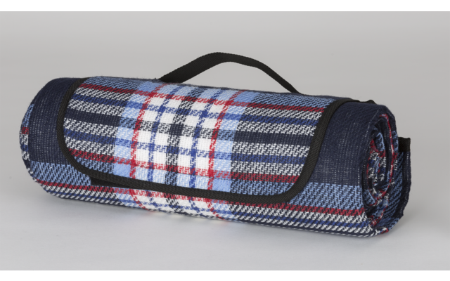 Zusammengewickelte Picknickdecke mit blauem, weißem und rotem Karomuster und schwarzem Tragegriff