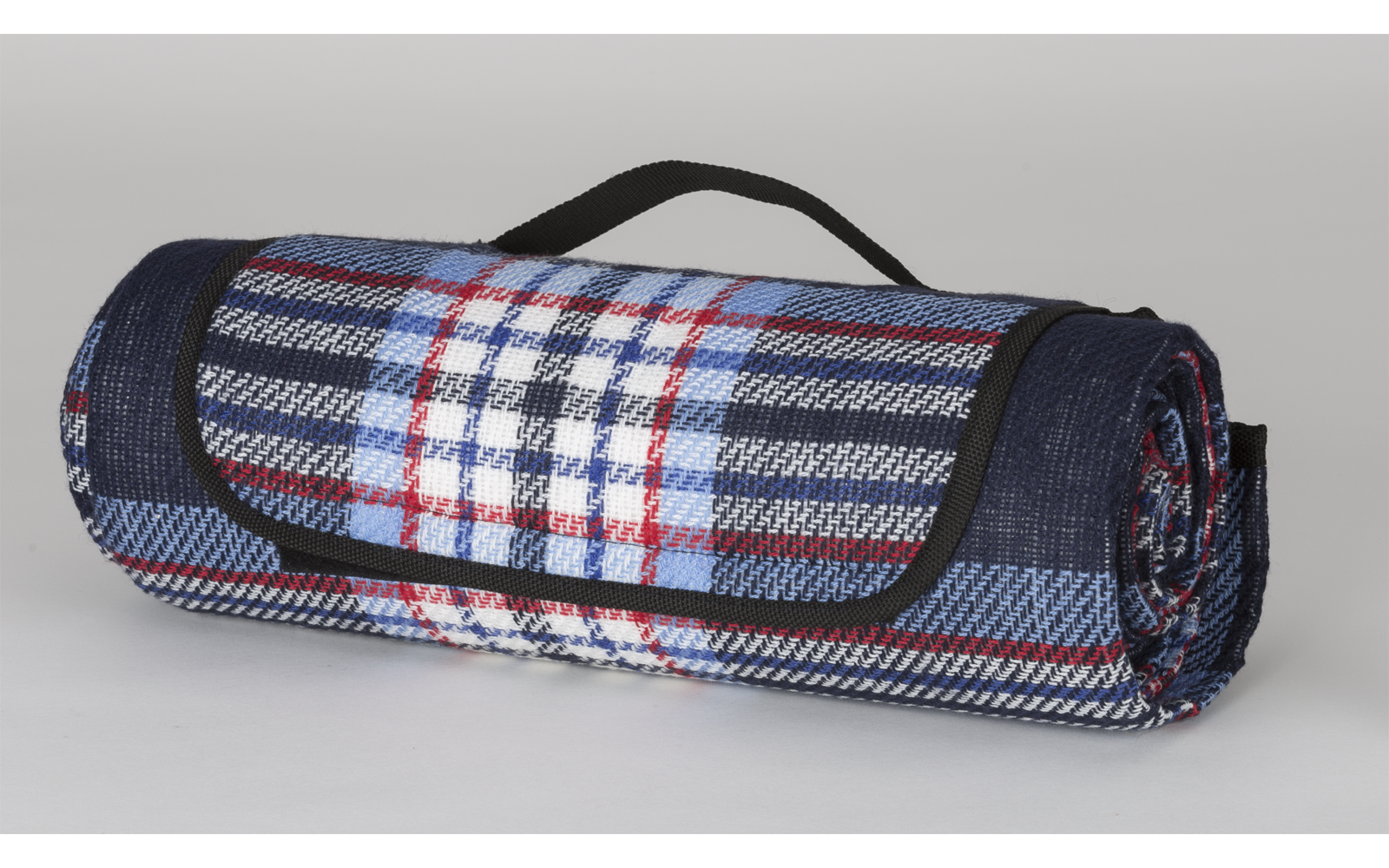 Zusammengewickelte, karierte Picknickdecke mit Tragegriff