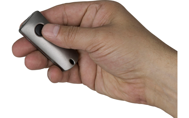 Une main tient une clé USB argentée