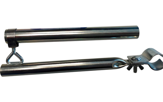 Une râpe de cuisine noire et argentée avec une poignée