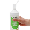 Hand hält weiße Flasche mit grünem Etikett und Schriftzug Toilettenzusatz