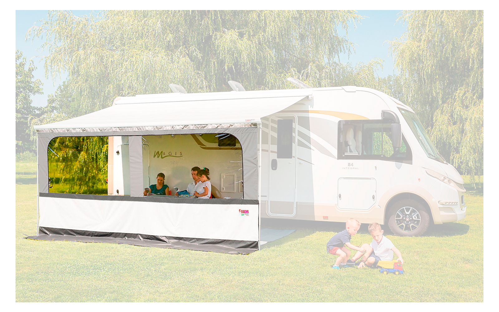 Weißes Wohnmobil mit Markise auf einem sonnigen Campingplatz, zwei Kinder spielen davor