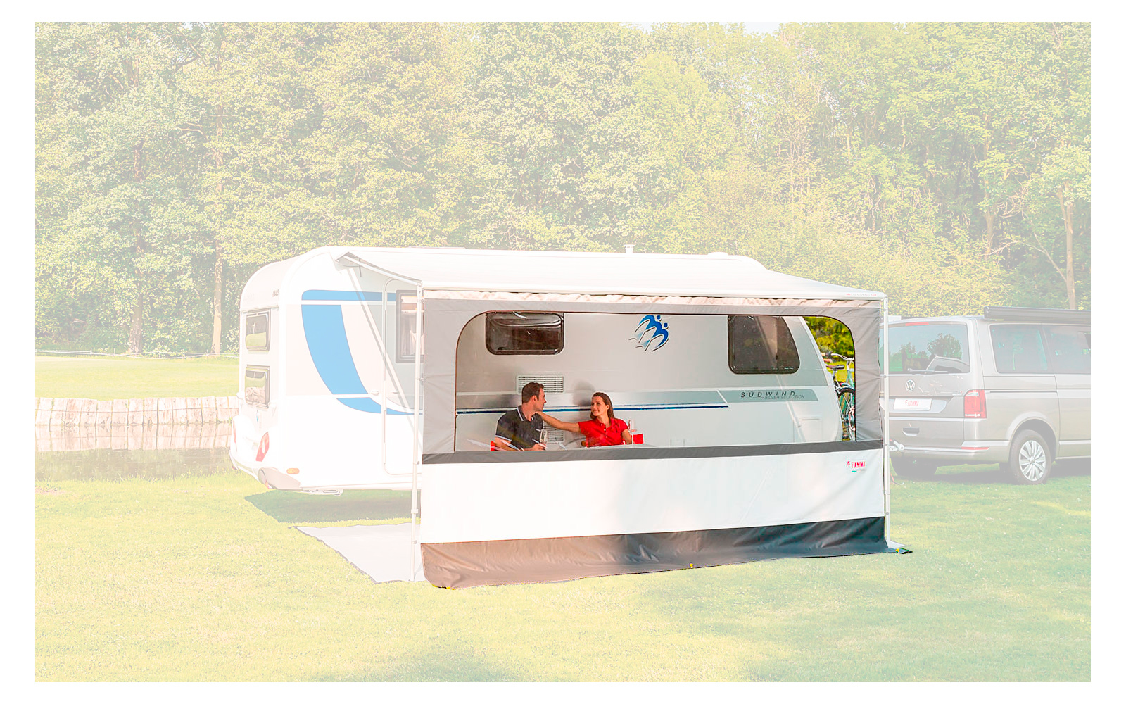 Verkaufswagen auf einem Campingplatz im Freien