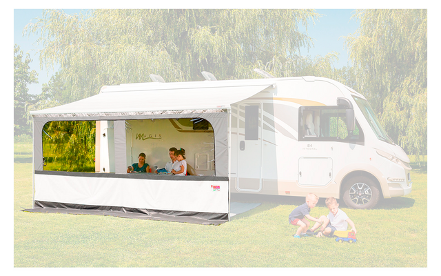 Weißer Wohnmobil mit angebautem Vorzelt auf einer Wiese, vor dem Zelt sitzen zwei Kinder und im Zelt sind zwei Personen sichtbar