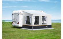 Weißer Wohnwagen mit angebautem Vorzelt