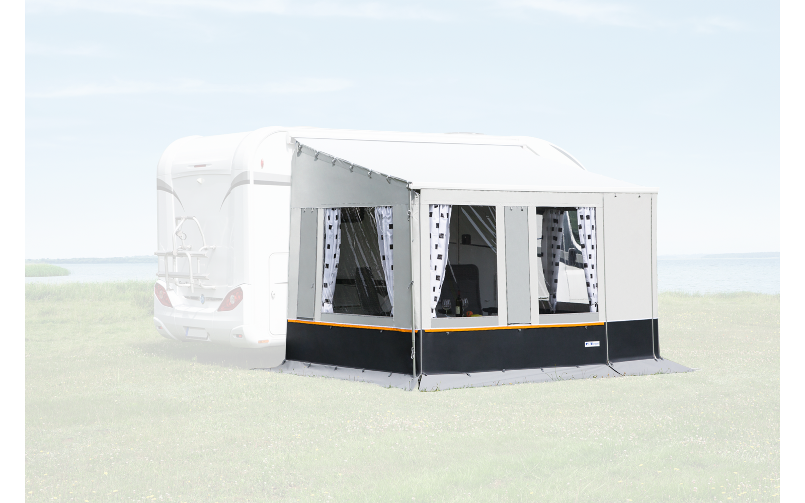 Toldo blanco unido a una caravana con cuatro ventanas