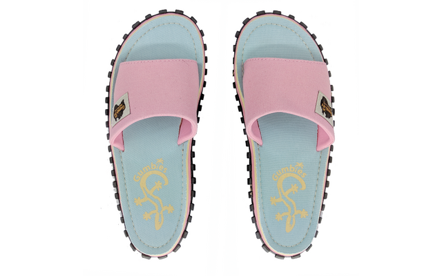 Paire de chaussures d'enfant roses avec fermeture Velcro sur fond blanc