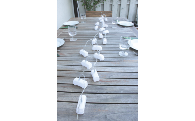 Weiße Federn verstreut auf grauem Untergrund