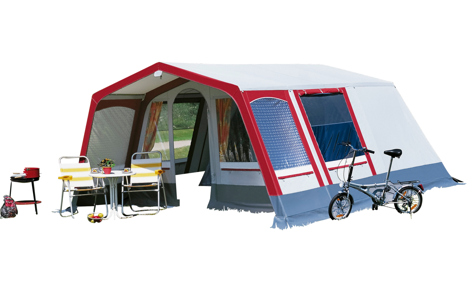 Großes Zelt mit Vorzelt auf einer grünen Wiese, zwei Fahrräder davor, sonniger Tag mit blauem Himmel
