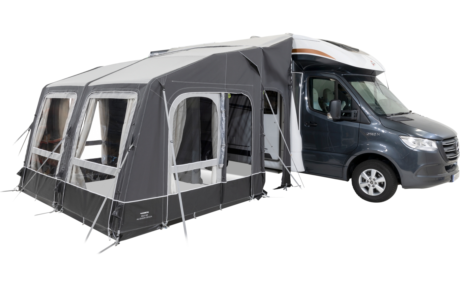 Camping-car gris foncé avec auvent attaché avec de grandes fenêtres