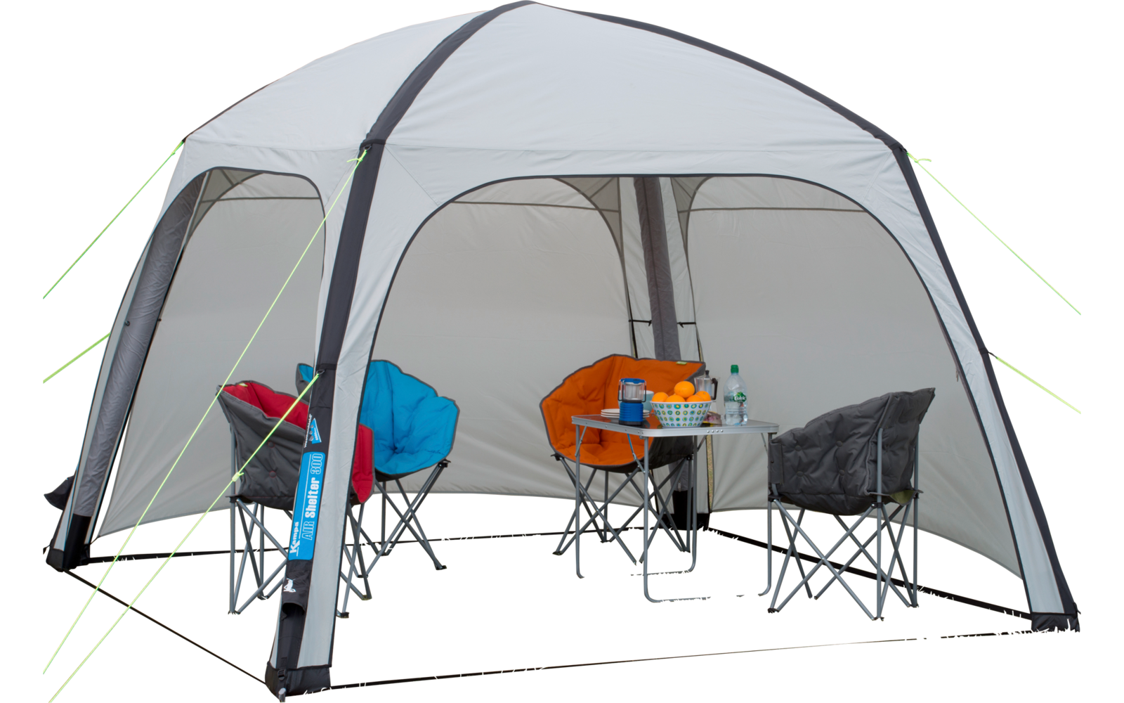 Een tent met drie stoelen en een tafel met verschillende voorwerpen erop, buiten op gras