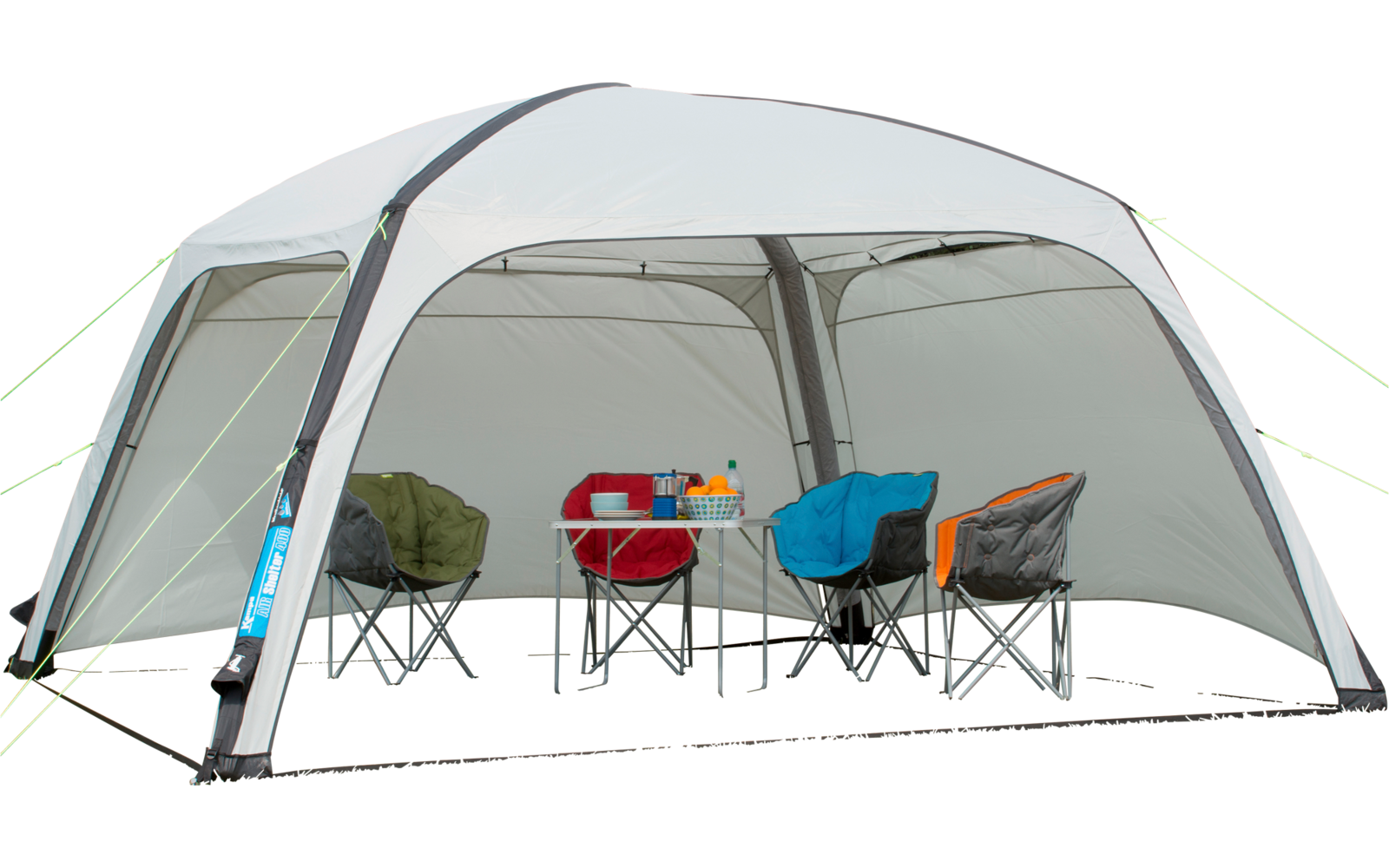 Witte luifeltent met vier campingstoelen en een tafel op gras