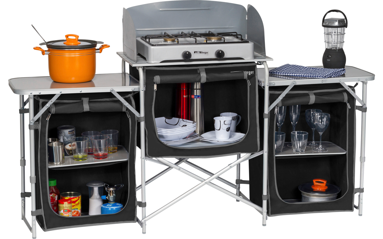 Station de cuisine de camping avec tables pliantes, réchaud à gaz, casseroles, tasses, verres et boissons