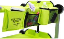 Grüner Rollator mit Zubehörtaschen, einer Blume, einem Wasserflasche und einem Tablet
